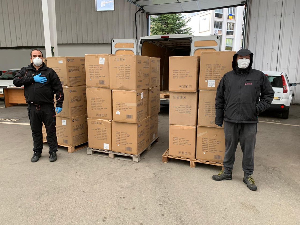 AndorraTelecom's tweet photo. Estem molt contents d’explicar-te que el nostre proveïdor @Huawei ens acaba de fer arribar 100.000 mascaretes 🎁😷 des de la Xina, per ajudar-nos a lluitar contra la #COVID19! ❤️

https://t.co/xki5ZJnNAF

#MésConnectatsQueMai https://t.co/cRPhP2zWbx