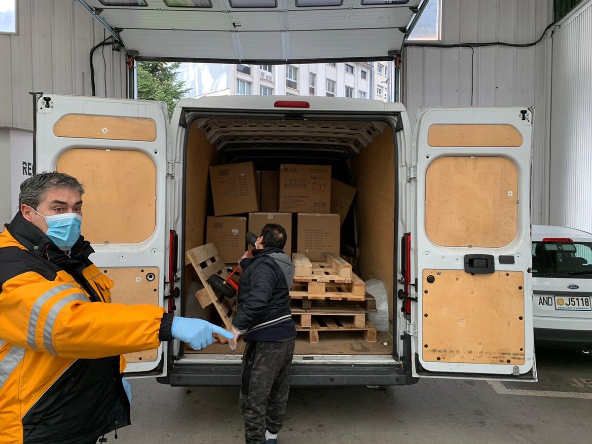 AndorraTelecom's tweet photo. Estem molt contents d’explicar-te que el nostre proveïdor @Huawei ens acaba de fer arribar 100.000 mascaretes 🎁😷 des de la Xina, per ajudar-nos a lluitar contra la #COVID19! ❤️

https://t.co/xki5ZJnNAF

#MésConnectatsQueMai https://t.co/cRPhP2zWbx