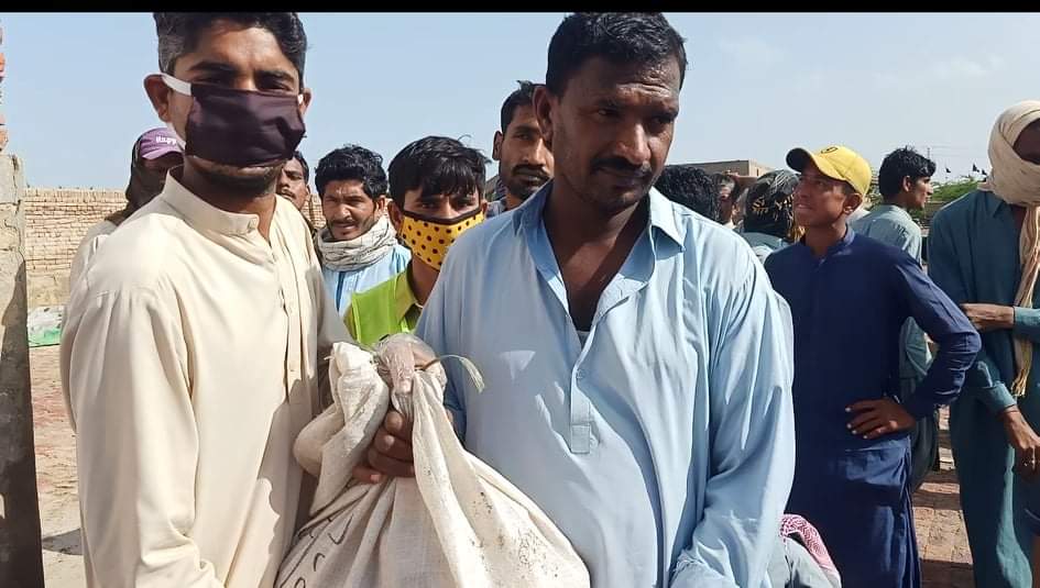 My team has been attacked while distributing ration to daily wage earners in Shahdadkotl Sindh, Pakistan by the goons of the local MPA  @M_NMagsi ! Typical feudal thinking!  #COVID19Pandemic  @mehdirhasan  @ImranKhanPTI  @MuradAliShahPPP  @MediaCellPPP  @Amierasawas