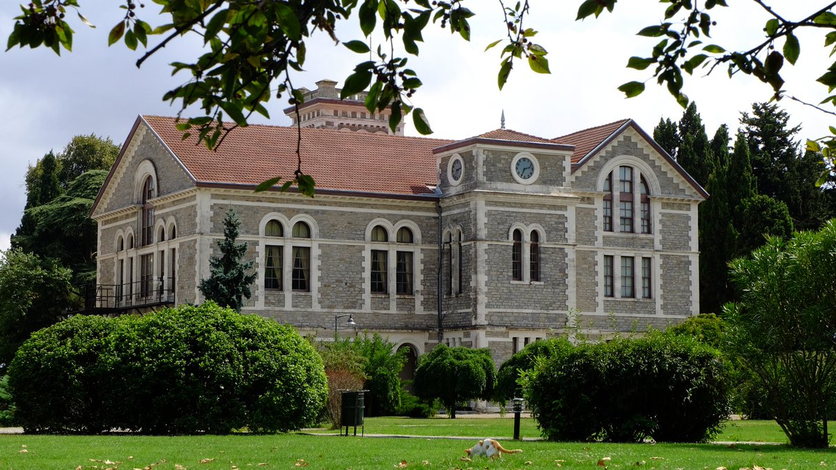 UniBogazici's tweet photo. Boğaziçi temalı arka planlarla kampüsü Zoom'daki derslere taşı! 👨🏼‍💻🏞 https://t.co/jpfJIfJKK4
