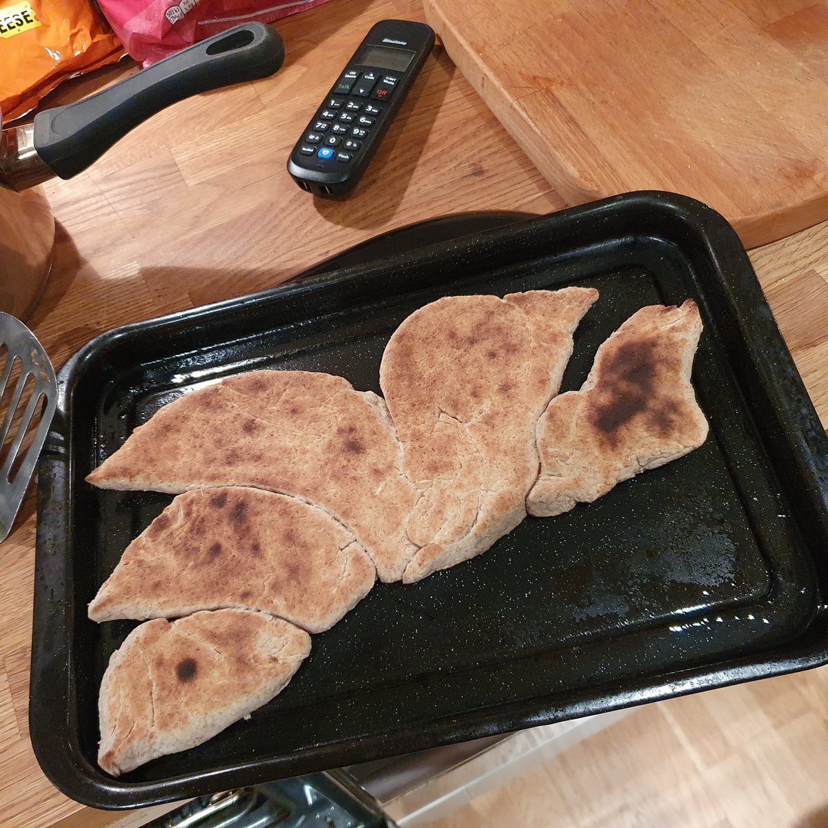 NancyDoylePsych's tweet image. Drinking wine and making the Sydney Opera House out of naan bread. 

#COVIDcoping #LockDownLife #ThisIsNormal