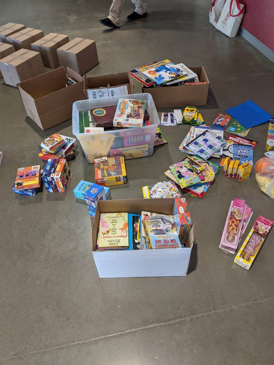 WhsMigrant's tweet photo. Thank you very much to @UWECI and @HACAP_ for donating educational supplies and 25lb boxes of non perishable foods. We are excited to deliver these to our migrant families today! @garber_chad https://t.co/8LRcImRCFD