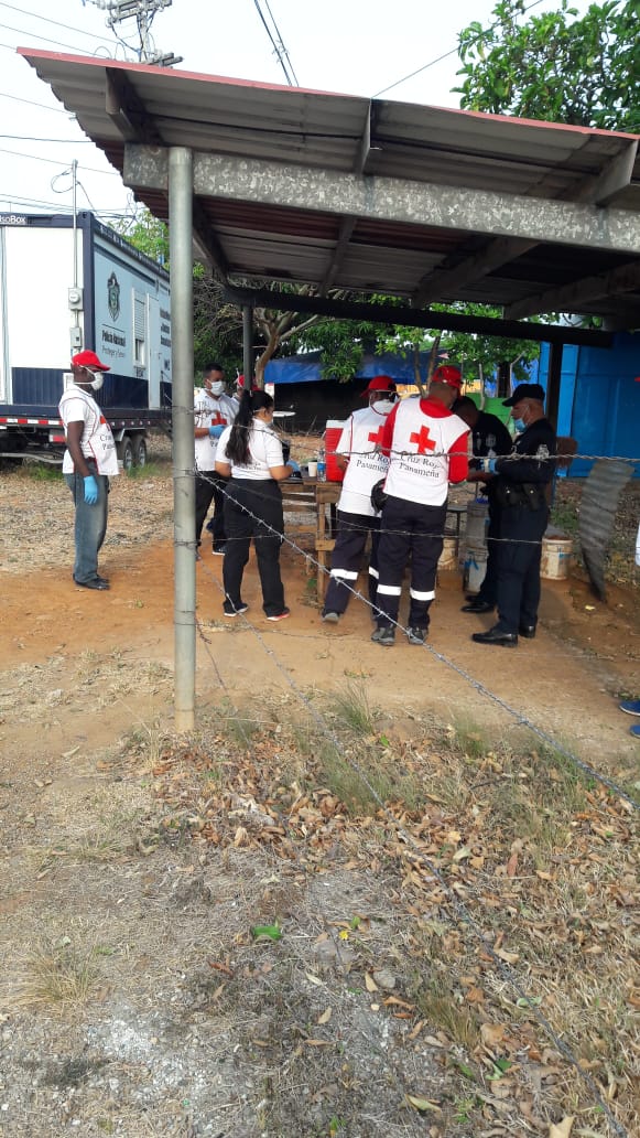 CruzRojaPanama's tweet photo. Con el apoyo de la panadería @espigadeoro_ brindamos un total de 180 desayunos a miembros de la fuerza publica que operaban en la
#24deDiciembre, #Felipillo, #Pacora, #Utive, #CerroAzul, #LasGarzas, #JuanDiaz, #DonBosco, #BellaVista, #Bethania, #PanamáViejo y #SanFrancisco. https://t.co/6vsNOym36U