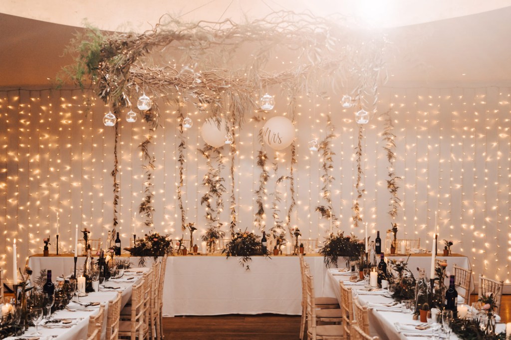 Winter Weddings – 15 Reasons We Love Them rockmywedding.co.uk/winter-wedding…