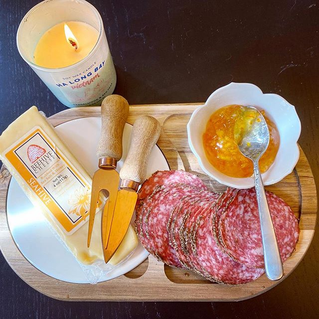 beehivecheese's tweet photo. This mini "triple S" snack by @rebecca_intl: #Seahive, Salami, and (s)Marmalade. Perfect for a little break during the work (at home) day 😍
.
#makingfriendswithcheese #workfromhome #cheesesnack #cheddar #cheese #cheddarcheese #quarancheese #utah #shoplocal #creamery https://t.co/2YcCEyZi7a