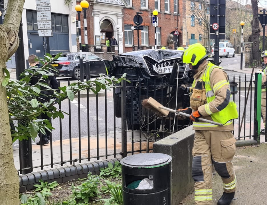 Well, <a href="/IslingtonBC/">Islington Council</a> Park fences are certainly sturdy and built to last! Scenes at Newington Green Park earlier today, luckily no one was hurt.