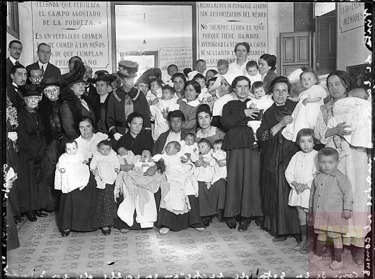 ArchivosEst's tweet photo. 📸Fotografías #AGA
*Casa de Socorro de Palacio y Gota de Leche, Madrid, 1926
*Visita de la Reina Mª Cristina al Consultorio de la Gota de leche, C/Esparteros, Madrid, 1918
👉https://t.co/vTLyBHnVlo

'Rafael Ulecia y Cardona, pediatra' vía @lavozdepozuelo
👉https://t.co/sxoaYoT2gr https://t.co/aDjaDQeQch