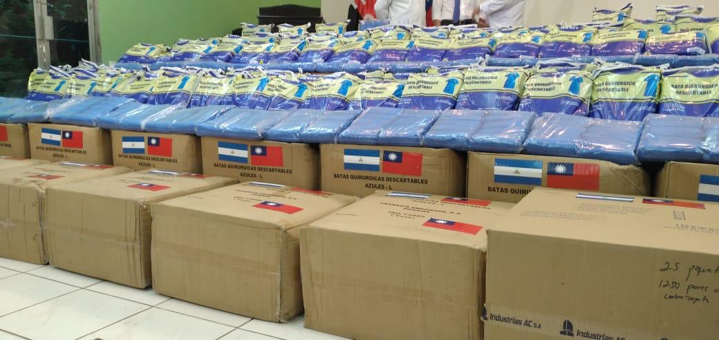 jpmasespanol's tweet photo. Gobierno de #Taiwán dona equipos de protección para el personal de salud de #Nicaragua para enfentar Coronavirus: 100 mil pares de cubre zapatos, 3 mil 800 batas descartables y 29, 400 mascarillas desechables. https://t.co/g5JC9MA222
