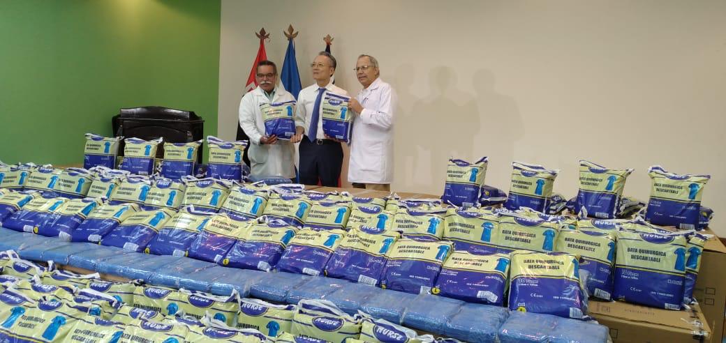jpmasespanol's tweet photo. Gobierno de #Taiwán dona equipos de protección para el personal de salud de #Nicaragua para enfentar Coronavirus: 100 mil pares de cubre zapatos, 3 mil 800 batas descartables y 29, 400 mascarillas desechables. https://t.co/g5JC9MA222
