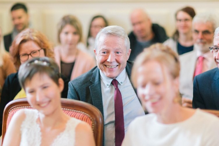 _Tes_Meres's tweet photo. Y a quelques semaines, j’ai reçu un DM qui disait que mon père devait avoir honte de moi. 

Mon père, le jour de mon mariage. La plus belle réponse. ❤️
#LoveIsLove https://t.co/rcsuk8KO9G