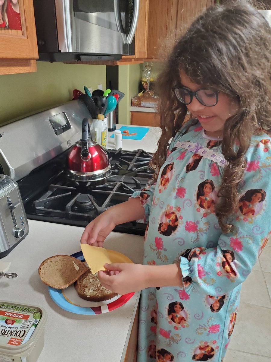 KasandraElvir's tweet image. Today, while still in her pajamas (hehe),  Evie took some pics for her procedural writing paper. Can you guess what she was making based on these 4 images!? 
@lsmithclass @HumbleISD_TE @TimbersSuper2nd