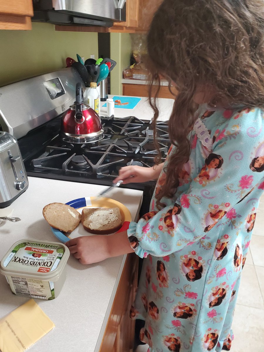 KasandraElvir's tweet image. Today, while still in her pajamas (hehe),  Evie took some pics for her procedural writing paper. Can you guess what she was making based on these 4 images!? 
@lsmithclass @HumbleISD_TE @TimbersSuper2nd