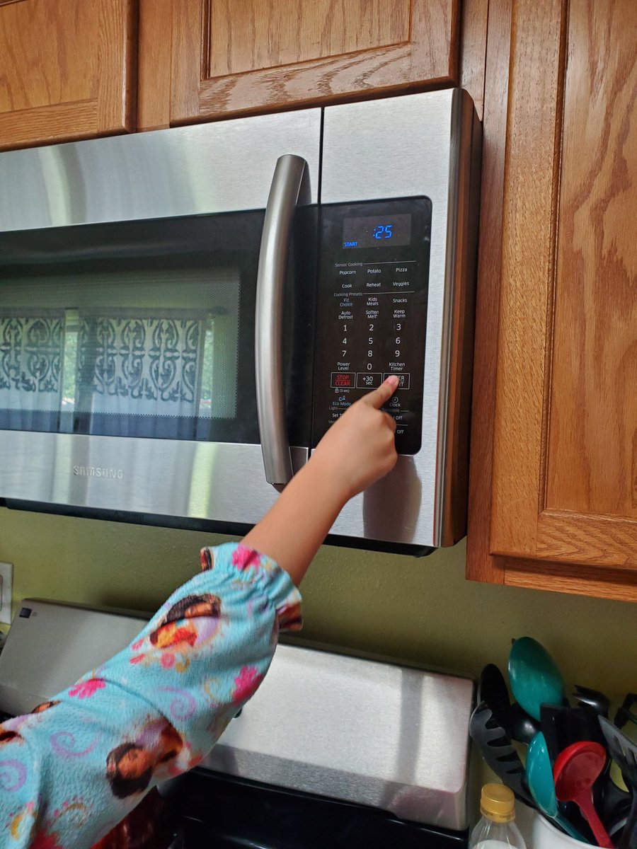 KasandraElvir's tweet image. Today, while still in her pajamas (hehe),  Evie took some pics for her procedural writing paper. Can you guess what she was making based on these 4 images!? 
@lsmithclass @HumbleISD_TE @TimbersSuper2nd