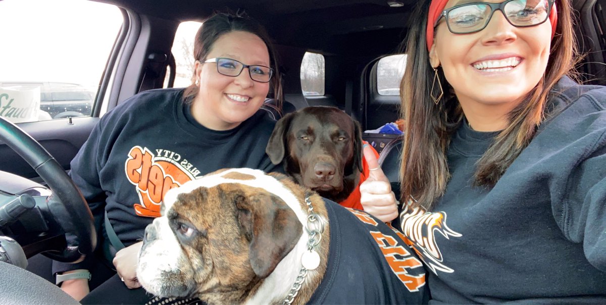 CaleyJohnson77's tweet photo. My heart is so happy and full seeing our kids and co-workers at the teacher parade!  #WeAreFamily #CharlesCity https://t.co/7PTIUx82EF