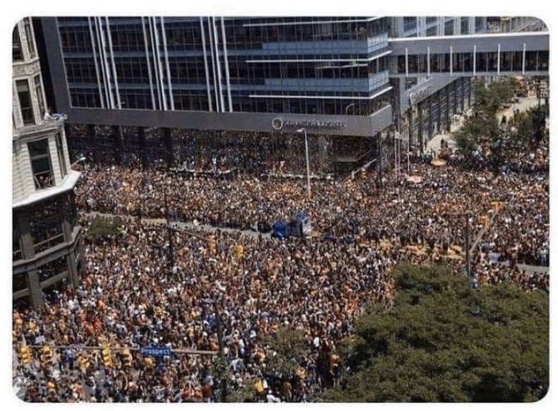 CamsRob's tweet photo. #Millenials hacen marcha para terminar con el #COVID19. El #coronavirus se metió con la generación equivocada. https://t.co/bhNNru4wMe