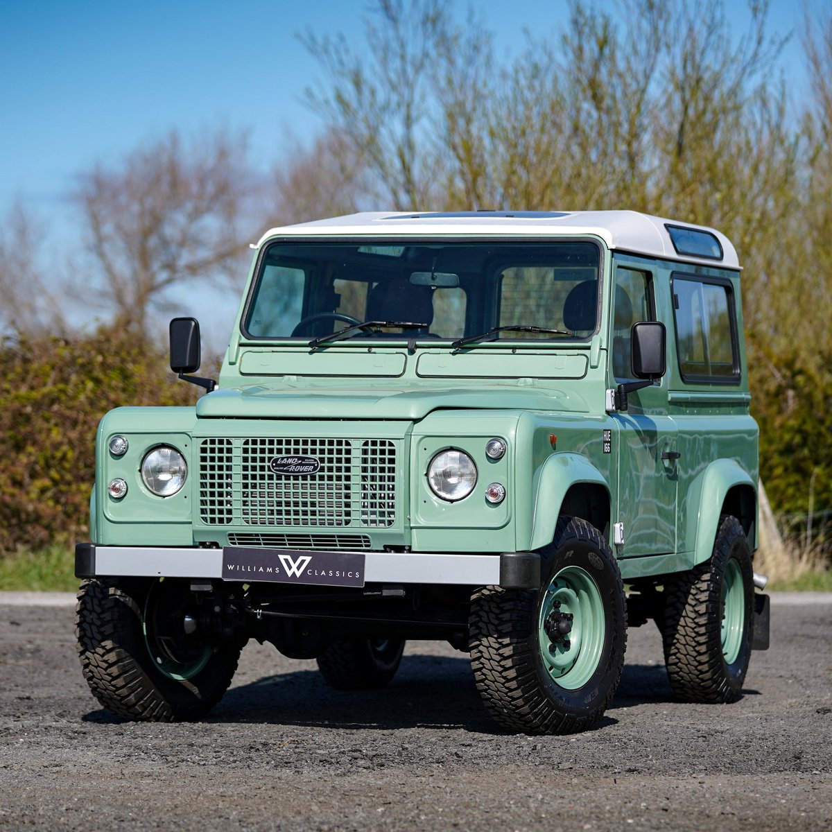 landroverpa's tweet photo. A @WMS_Classics Tribute to the Heritage Edition Defender 90, fresh from their very own spray booth
By @landroverpa
#landrover #Defender90 #landroverdefender #landroverphotoalbum #inkyenston #WilliamsClassics #heritagedefender https://t.co/yA1cJCP9ft