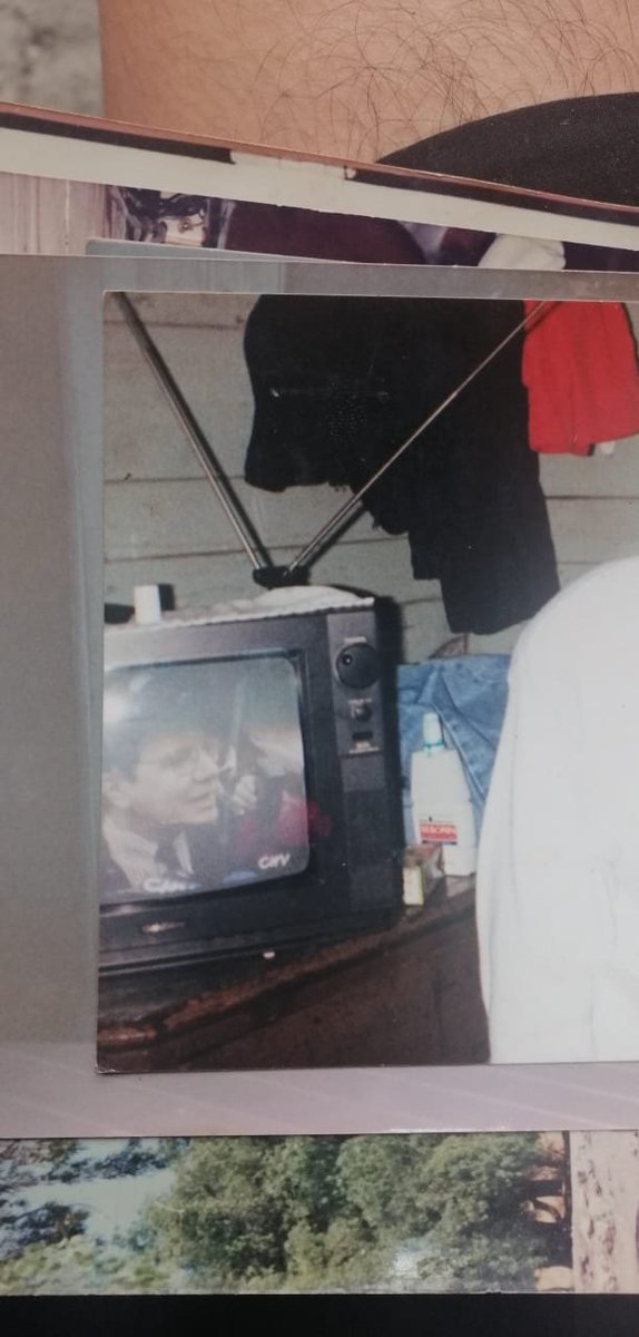 nicomuzfer's tweet photo. Un amigo me dijo que estaba revisando fotos antiguas en su casa, y que en una se ve la tele Y SALE LAVÍN WEON, SALE LAVÍN. https://t.co/nePKvzq5co