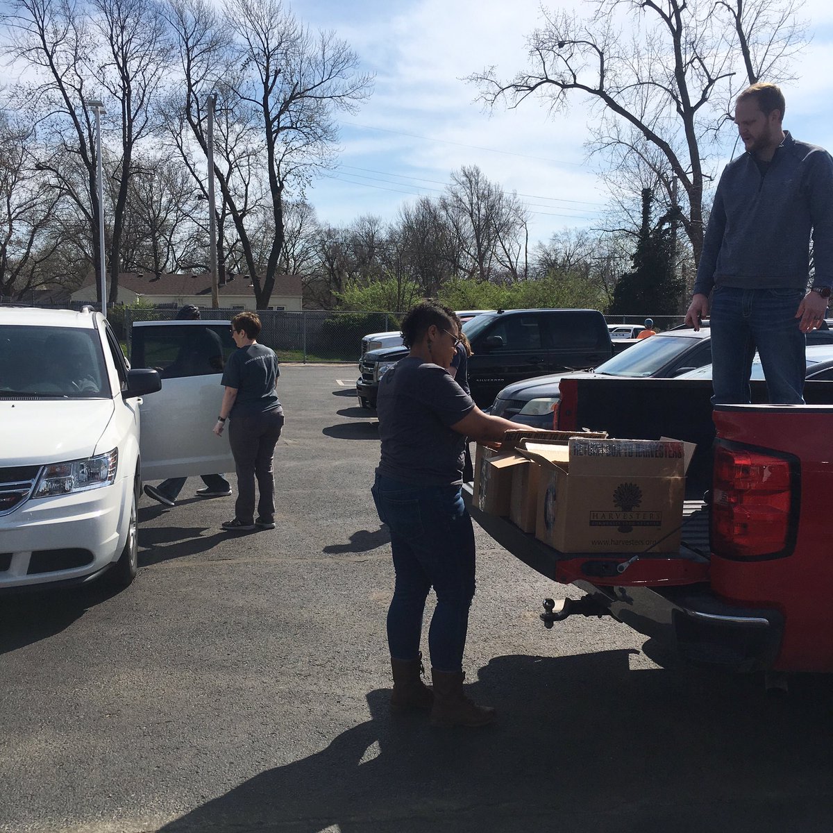 csdsocialworker's tweet photo. Early Childhood Social Worker Ms. Traub handed out hygiene items &amp;  @EvangelChurchKC volunteers handed out @HarvestersORG  Back Snacks to Boone Elementary &amp; Early Childhood  families today ❤️!#centersd #csd #harvesters #backsnack #evangelchurch #togetherwecan #schoolsocialworker https://t.co/vOAsiGzANr