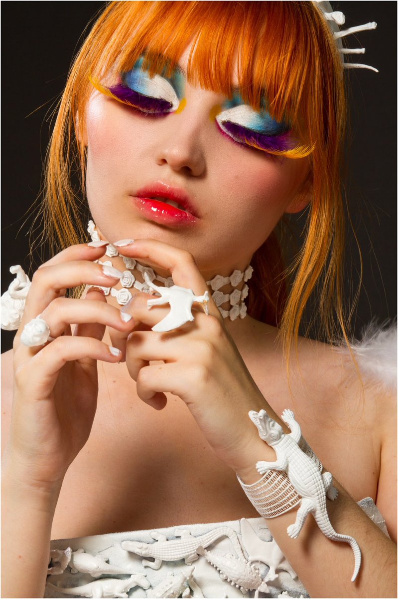 Gaiabrnt's tweet photo. Bon les copains faites moi percer sur Insta svp pour la visu❤️ Jss maquilleuse diplômée, je touche à tt types de makeup. Je fais aussi du sfx, je coiffe, jfais des photos, des costumes et des accessoires. Ça c’est quelques projets que j’ai fais 
Mon ig https://t.co/MSbQhQTbIl https://t.co/jnpxgECfy3