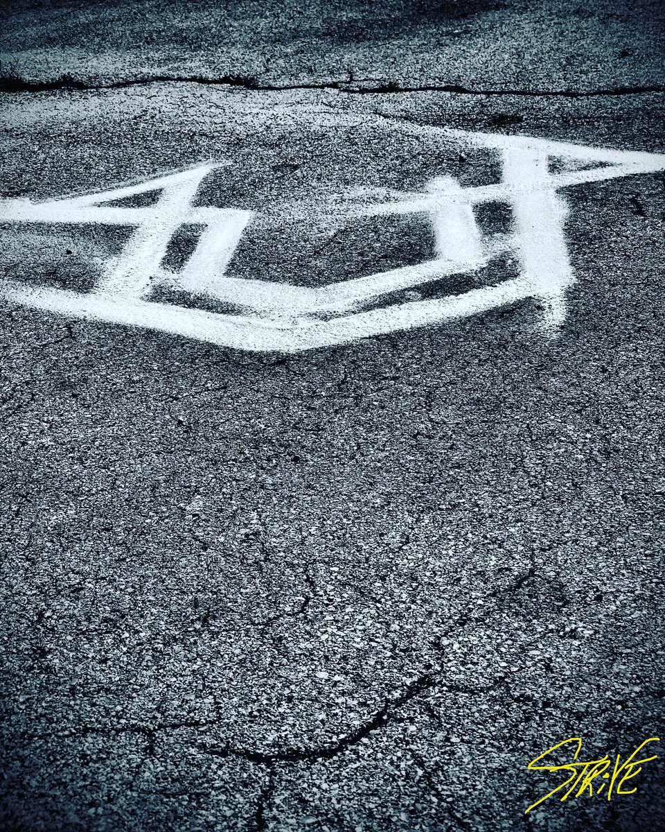 iiiamstrive's tweet photo. And....More Chalk Art💯 #ultmrc #thinkxtra #FaZeUp #chalkart #Fortnite #CallofDuty #gaming https://t.co/WlVVMD4iSI