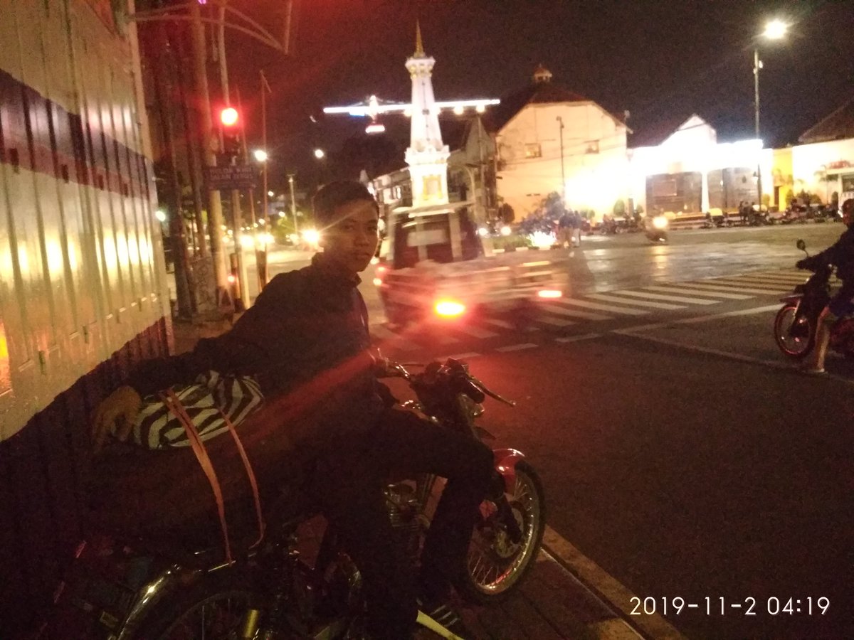 pentol_balap's tweet photo. Kalian ke Jogja naik kereta, pesawat, mobil? 
Nih gw motoran 250 kilo Nganjuk Jogja 🤣 naik motor rongsokan dengan segala trobelnya ✌️😁 salam CB!
#kangenjogja
#cbpolice https://t.co/mdtiZ28OqQ