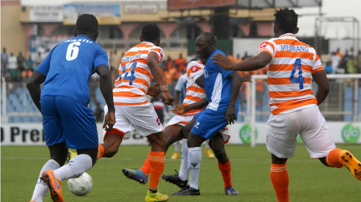 Game started, Sunshine dominated & scored 2 goals within 20 minutes.I was like, sabi I don tell these coaches, Salami should start this game.It was as if Busari heard me, after conceding 2 & the 4-5-1 set up wasn't working, he introduced Salami & switched to 2 strikers.