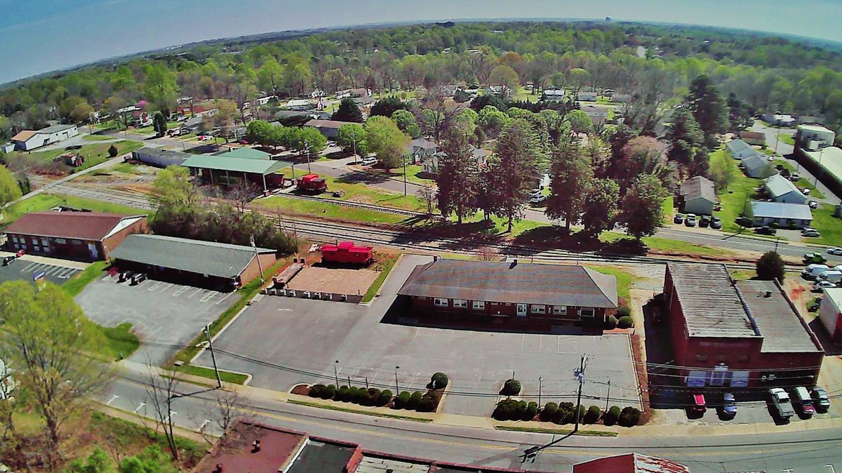 AlexanderNRHS's tweet photo. You can see MORE aerial footage on our Southeastern Narrow Gauge & Shortline Museum Instagram/Facebook Story today!!! #SENGSM #NewtonNC #ARC6 #NS376 #CatCoNC #NewtonNC #DoNewton #MyCatawbaCounty #MakingLivingBetter #CatawbaHistory #MuseumLife #TrainsAreCool #Caboose #Diesel https://t.co/y8eK3oKa3q