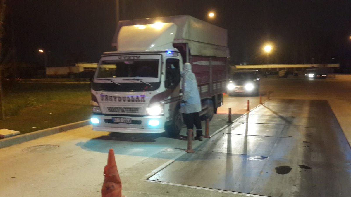 Büyükşehir Hallerimizin giriş noktalarında kontrol noktaları oluşturuldu. Polis ekiplerimiz ile birlikte, sağlık ekiplerimizin de görev aldığı bu noktalarda, sürücülerin ateşleri ölçülüyor.