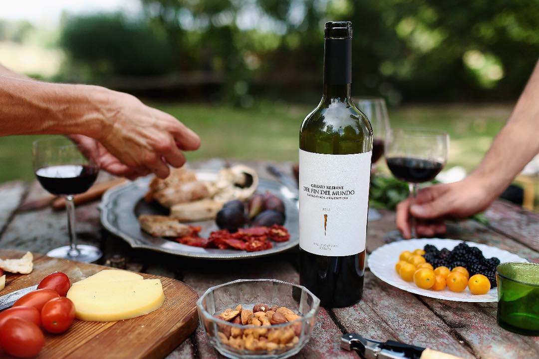 El carácter casi esencial del vino es mejorar cualquiera de nuestros momentos.

 #GranReserva #DelFinDelMundo #Patagonia #Argentina