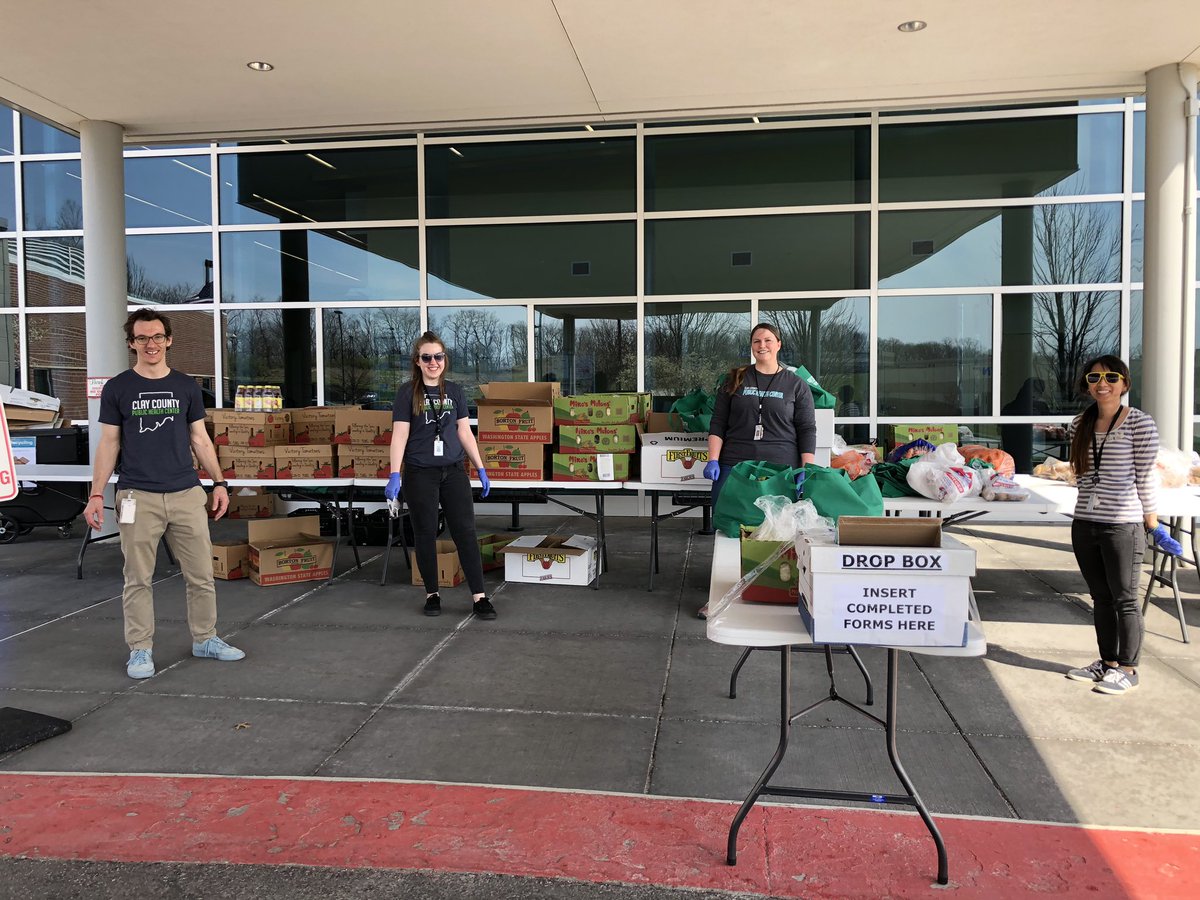 claymohealth's tweet photo. Stop by the health center right now if you could use some help getting fresh, healthy foods for your family! Our monthly food pantry with @HarvestersORG is now a drive thru &amp; we have more food than normal to give away! We will close when the food runs out or at 5pm. 🥔🍎🥕🍅🌽🍈 https://t.co/qftKYjYL2K