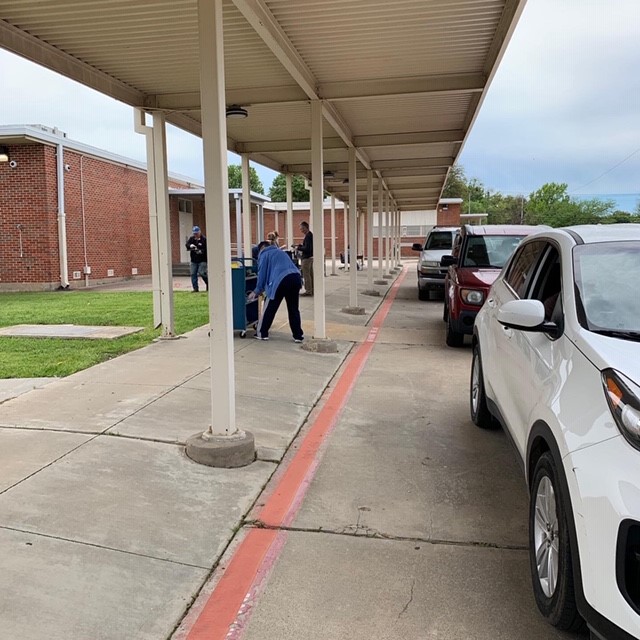 ShulkeyFWISD's tweet photo. Teachers and Staff handing out Chromebooks and practicing Social Distancing.
#mustangsmarchon https://t.co/G0r93foeph