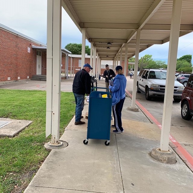 ShulkeyFWISD's tweet photo. Teachers and Staff handing out Chromebooks and practicing Social Distancing.
#mustangsmarchon https://t.co/G0r93foeph