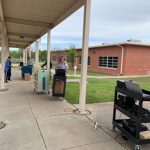 ShulkeyFWISD's tweet photo. Teachers and Staff handing out Chromebooks and practicing Social Distancing.
#mustangsmarchon https://t.co/G0r93foeph