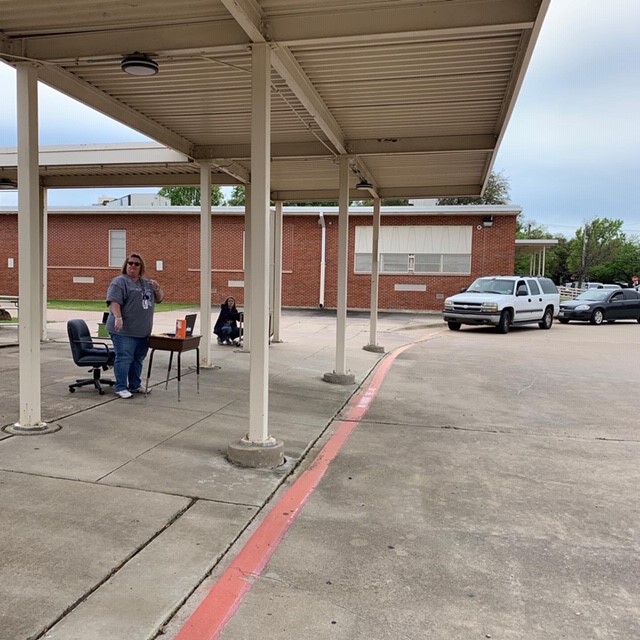 ShulkeyFWISD's tweet photo. Teachers and Staff handing out Chromebooks and practicing Social Distancing.
#mustangsmarchon https://t.co/G0r93foeph