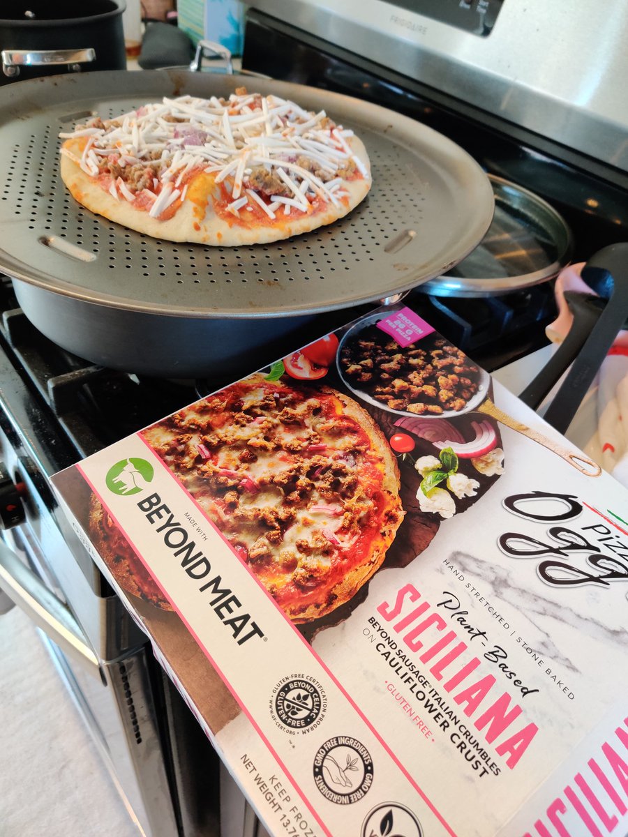 _DigiBun's tweet photo. This #vegab pizza slaps tho. I actually really like the crust https://t.co/xGnTKY7CGe