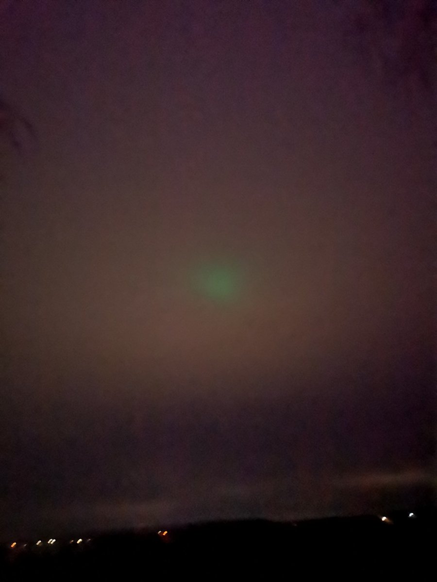 patrick33assen's tweet photo. #maan? #groenlicht #hemel boven #Westerlee  zal wel de maan zijn. https://t.co/esP1RNRuVX