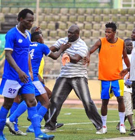 Na so game scatter oh, the tensed atmosphere turned to violence. 3SC video man was beaten. Commissioner for Youth & Sports  @dapolam was attacked, baba sef chop hot slap inside dressing room.3SC lost the appeal & the most painful part of that season, 3SC got relegated .