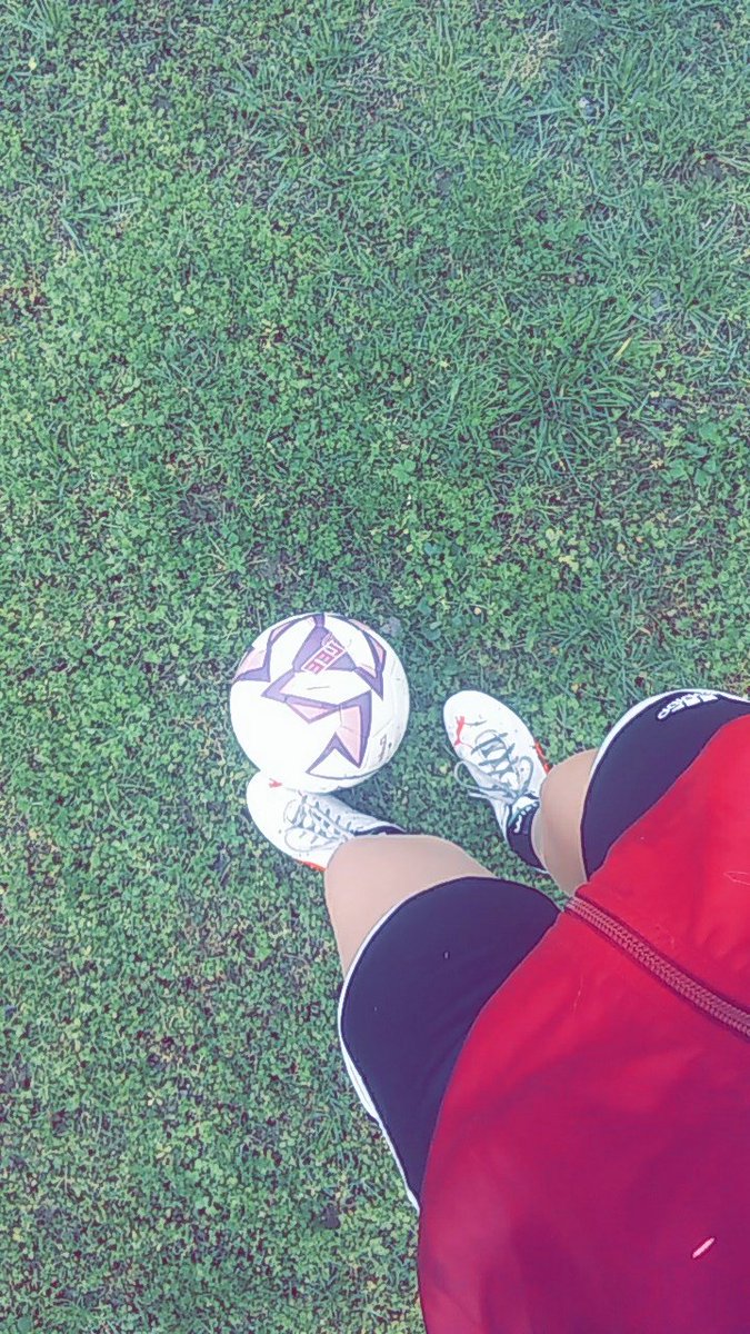 Emril9's tweet photo. @BradleyCentral 
@BCHSPHOTOCHALLENGE
Practicing⚽ https://t.co/T0cKB6tyaA