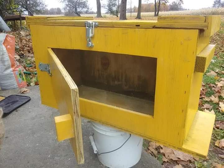kyle1993brown's tweet image. I made a multifunctional, #5frame #nuc #observationhive with locking latches and a ventilation/feeder hole. #beekeeper #beekeeping #honeybee #smallbusiness #brownsbeeservice  this one is up for #sale #ionia #michiganbeekeeper #portland #michigan