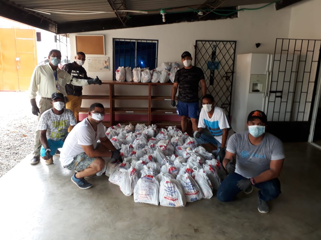 #FelizMiércoles La iglesia de San Francisco y líderes comunitarios están yendo de casa en casa entregando mercados a 480 familias de escasos recursos durante esta cuarentena. Estos presentes fueron donados por SACSA en los barrios San Francisco y 7 de agosto.