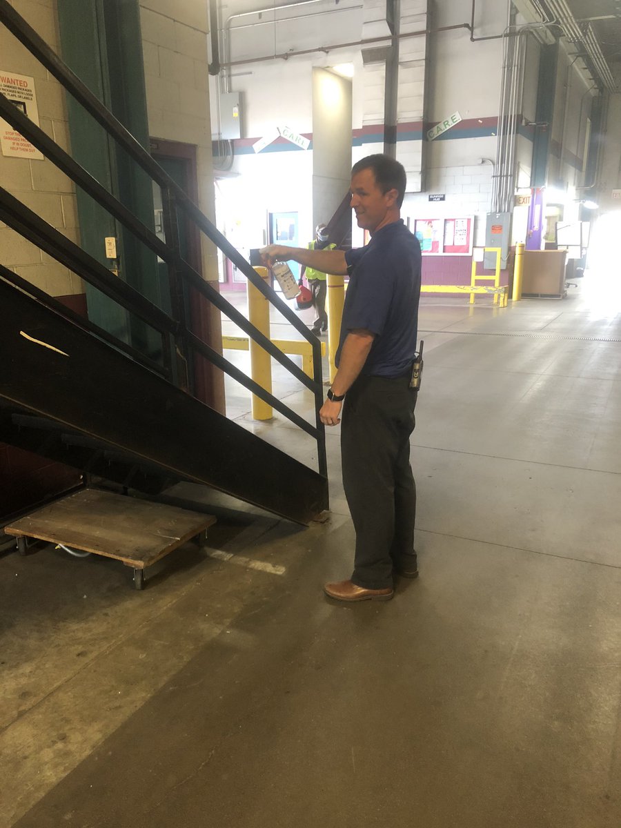 DfwTwilight's tweet photo. Continuing to clean area to protect our people #UPS #UPSersAreThere #WeAreFightingCorona https://t.co/WOEMD2OH2B