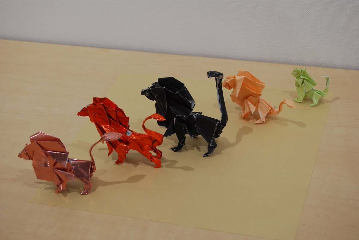 UnivOrigami's tweet photo. 【アーカイブ】
今回の春展示で出展された作品をもう何個かアーカイブとして紹介させて下さい！

「ライオン」
創作者：榎本昌芳
制作者：榎本昌芳
紙種類：ホイル紙30cm×30cm

同じ作品でも折る紙の種類や質感によっても印象が変わったり、作品そのものの表情に大きく影響するのが分かると思います！ https://t.co/ipGugpm2Rh
