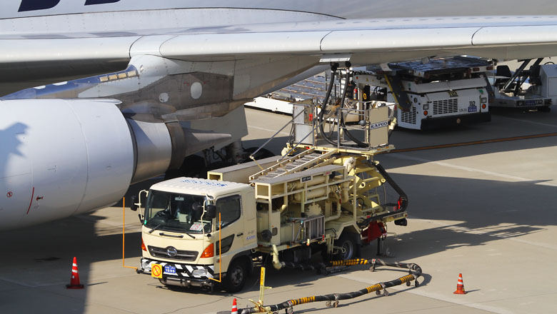 ট ইট র 中部国際空港セントレア セントレア働く車図鑑 給油作業車 サービサー 空港 の地中に張り巡らされているパイプラインから航空機の主翼部分にある給油タンクにジェット燃料を給油する車両 車両自体に燃料タンクはなく 地下から機体へ燃料