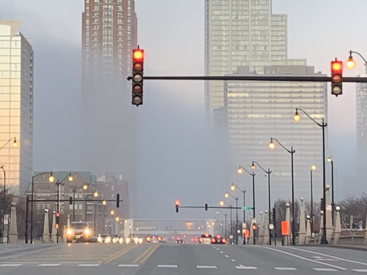 WeatherIzzi's tweet photo. South loop just before sunset. #InAFog @NWSChicago https://t.co/iMKua2NTYm