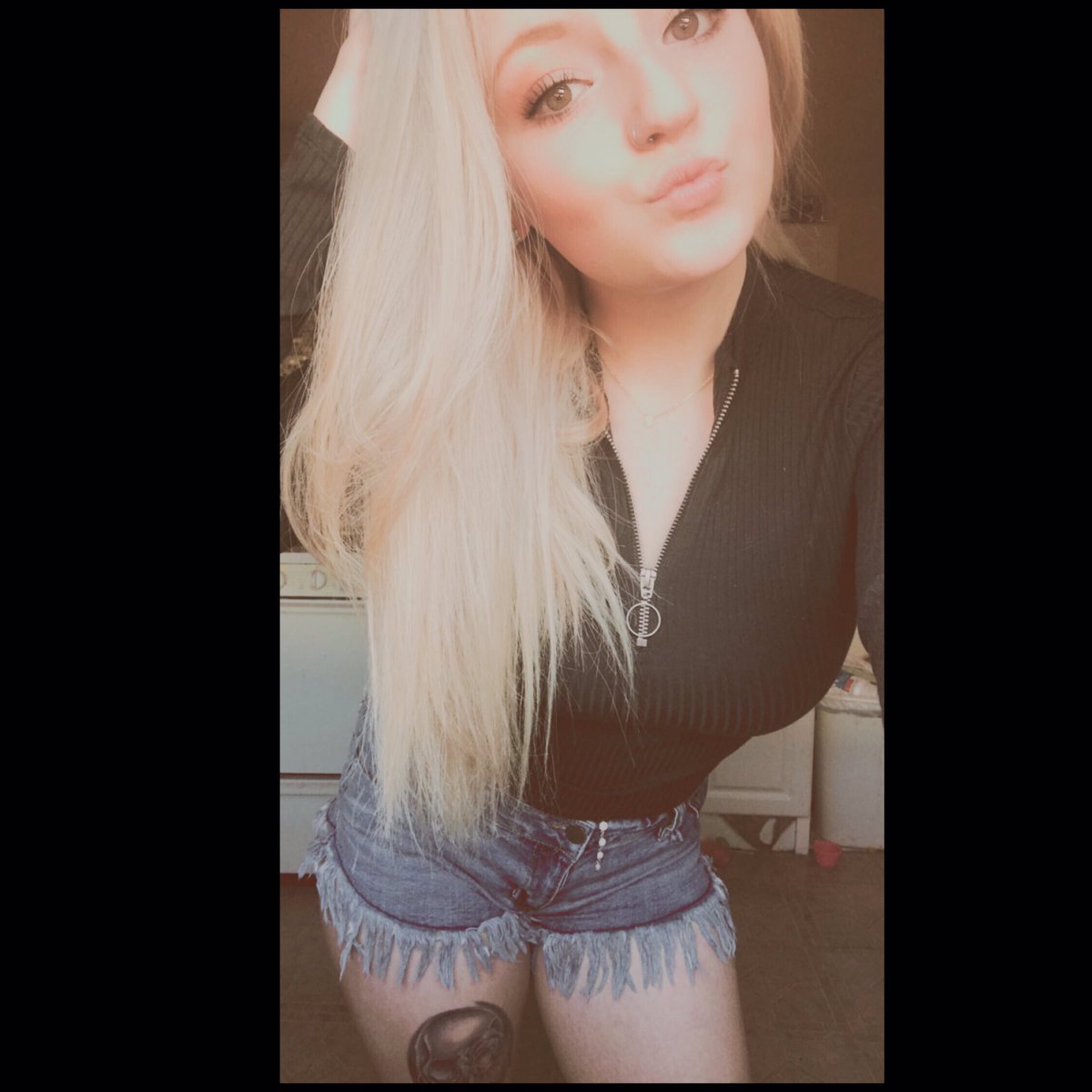 goddesskenzii's tweet photo. Give in, loser.
#findom #finD #paypig 
• blackmail • Cuckold • humiliation • https://t.co/BQQT7SOmBI