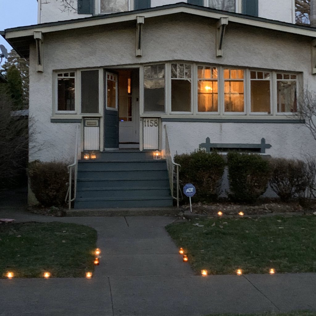 MsEricaSchulze's tweet photo. Thank you to all the doctors, nurses, and medical professionals working to aid others through the COVID-19 outbreak. Let this allow our communities to shine bright despite the circumstances 🕯💕 Sending much love from Oak Park, IL #LetThereBeLight https://t.co/VDT8d9qN9t