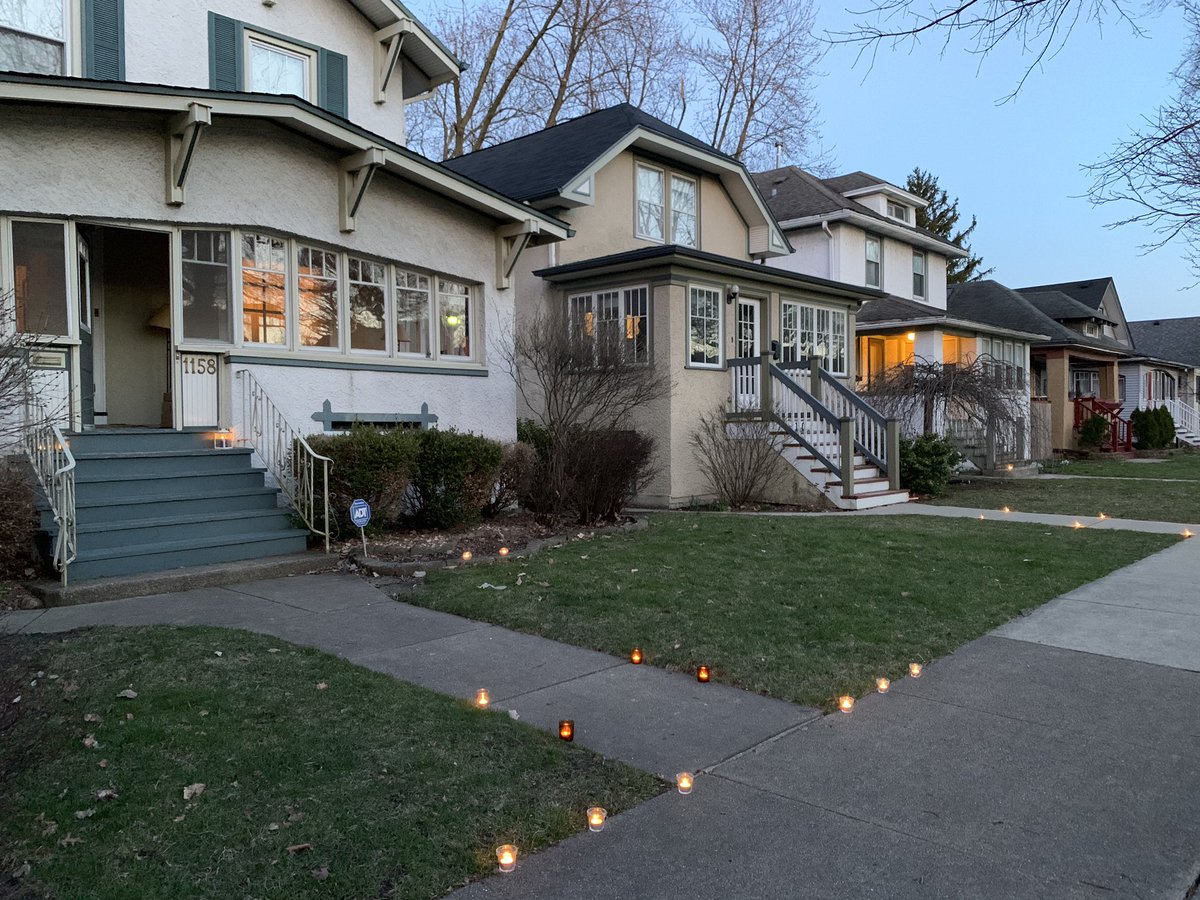 MsEricaSchulze's tweet photo. Thank you to all the doctors, nurses, and medical professionals working to aid others through the COVID-19 outbreak. Let this allow our communities to shine bright despite the circumstances 🕯💕 Sending much love from Oak Park, IL #LetThereBeLight https://t.co/VDT8d9qN9t