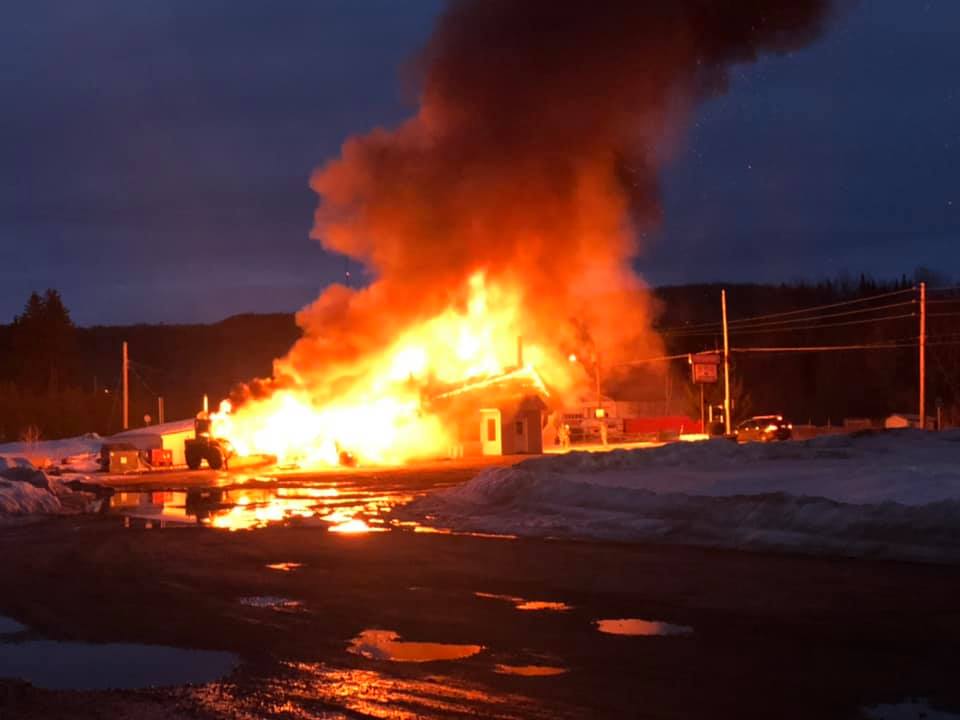 rivstm's tweet photo. INTERVENTION EN COURS | 2020-04-01 (19h27)
La Régie combat présentement un feu à St-Roch-de-#Mékinac avec l’aide des pompiers du Régie des incendies du Centre-Mékinac et de Shawinigan.
La circulation est dirigé dans le village. #incendie https://t.co/dzB4dRVWBa