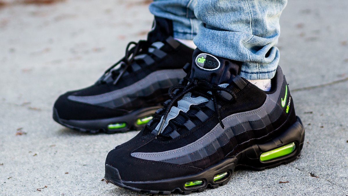 air max 95 black on feet
