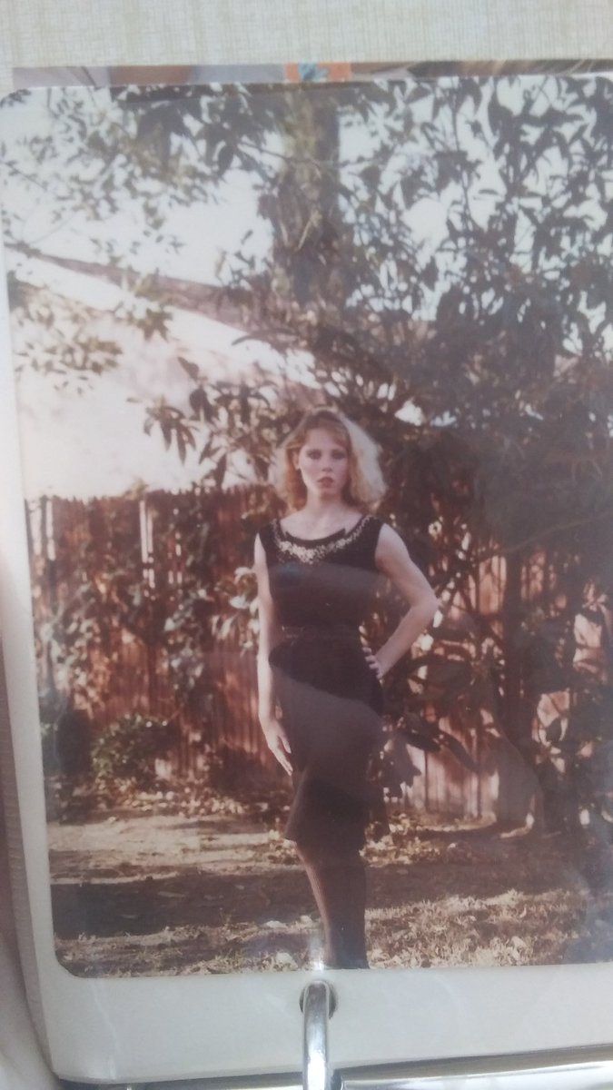 Maddigirlzz's tweet photo. Lets start a thread of our moms at the same age as you are now 😁 here she is at 22. https://t.co/y2SR2q8aDz